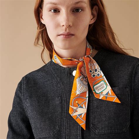 ways to tie a hermes scarf|how to wear Hermes twilly.